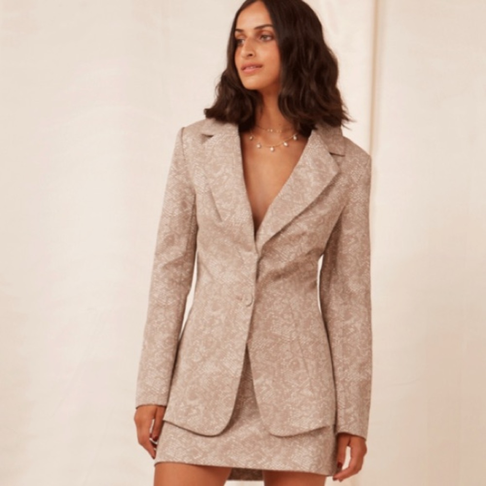 Olivia Blazer
Finders Keepers - Picture 6 of 7